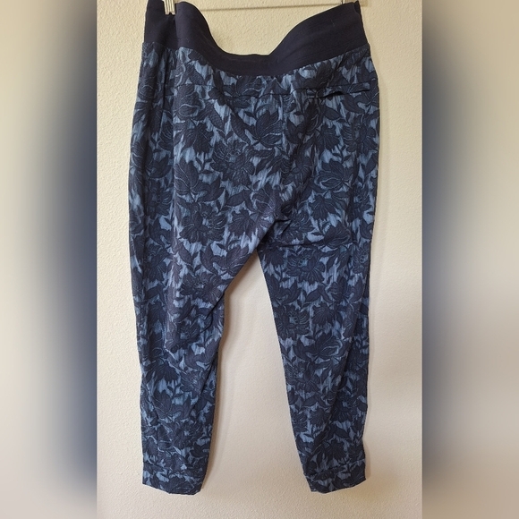 Athleta Womens Trekkie North Joggers in Blue Floral. Size 14 - Picture 9 of 9